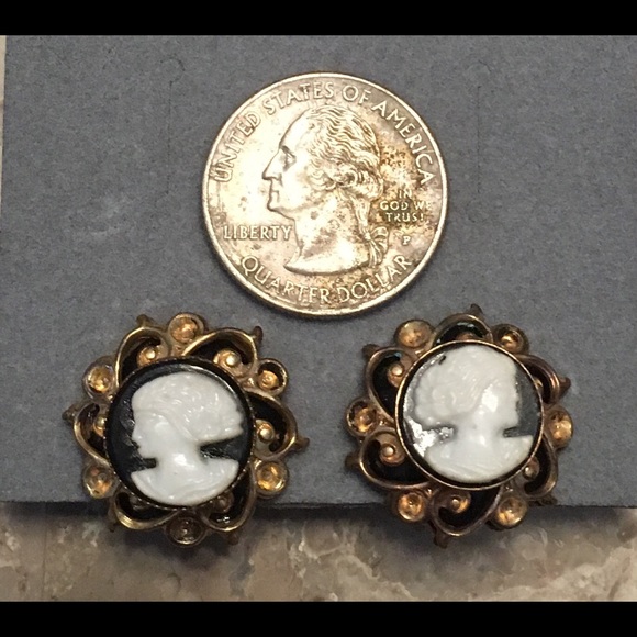 1940's Vintage Black Onyx Cameo Screw-On Earring. - Picture 2 of 8